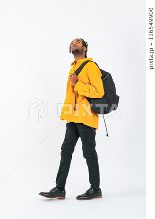 上を見上げる黒人男性の全身写真 116549900