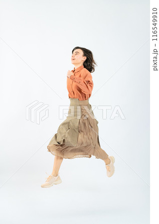 ジャンプする白人女性の全身写真 ジャンプする白人女性の全身写真 116549910