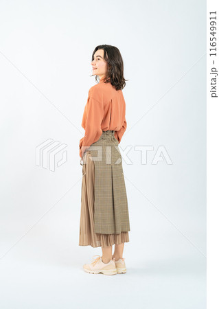 笑顔の白人女性の全身写真 116549911