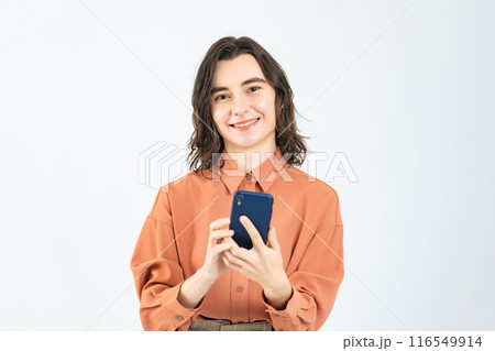 スマホを使う白人女性 スマホを使う白人女性 116549914