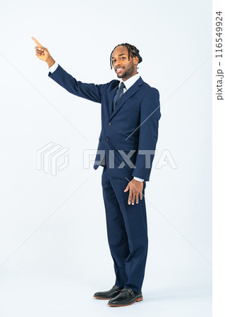 指さす黒人男性ビジネスパーソンの全身写真 指さす黒人男性ビジネスパーソンの全身写真 116549924