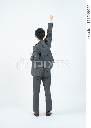 ガッツポーズする男性ビジネスパーソンの後ろ姿の全身写真 116549936