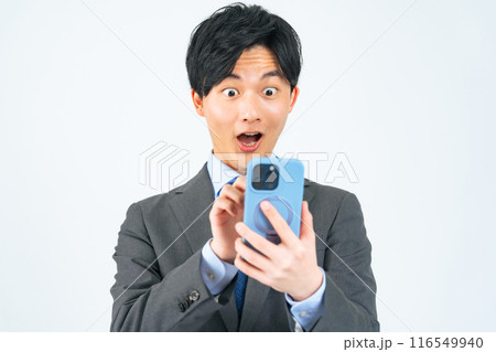 スマホを見て驚く男性ビジネスパーソン 116549940
