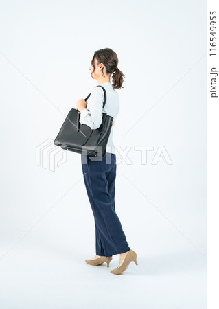 歩く白人女性ビジネスパーソンの全身写真 歩く白人女性ビジネスパーソンの全身写真 116549955