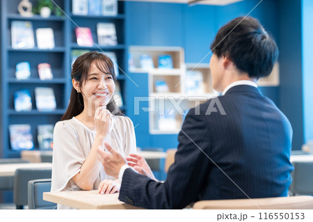 ビジネスマンに相談する若い女性 撮影協力：Creadisce（丸善雄松堂株式会社） 116550153