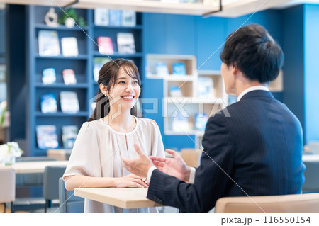 ビジネスマンに相談する若い女性　撮影協力：Creadisce（丸善雄松堂株式会社） 116550154