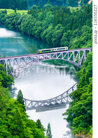 福島 只見線　第一只見川橋梁を渡る列車 116550227