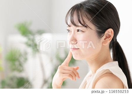 鏡を見て肌の調子を確認する女性 鏡を見て肌の調子を確認する女性 116550253