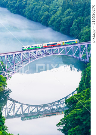 福島 只見線　川霧の第一只見川橋梁を渡る3両編成の列車 116550270