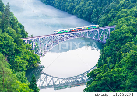 福島 只見線　川霧の第一只見川橋梁を渡る3両編成の列車 116550271