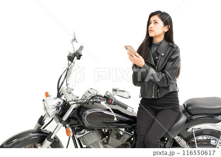 バイクに座ってスマホの地図を見て悩む若い女性 116550617