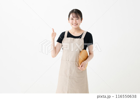 エプロン姿の女性 カフェ店員 スタッフ エプロン姿の女性 カフェ店員 スタッフ 116550638