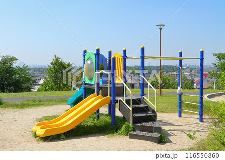 丘の上にある公園の遊具 116550860