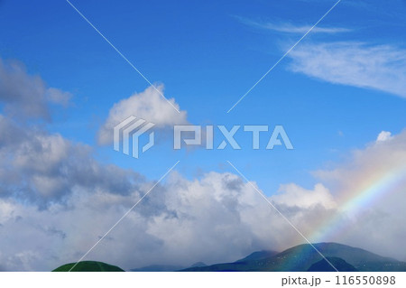 大室山・東伊豆の山並みと虹、青空 116550898