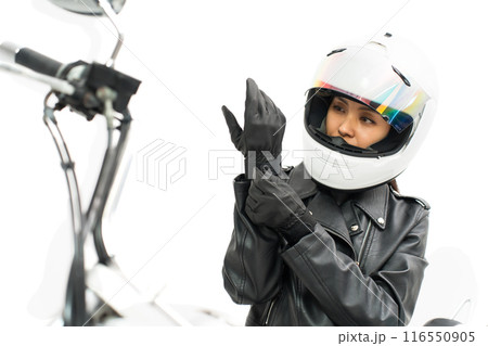 グローブを嵌めるバイク女子 116550905