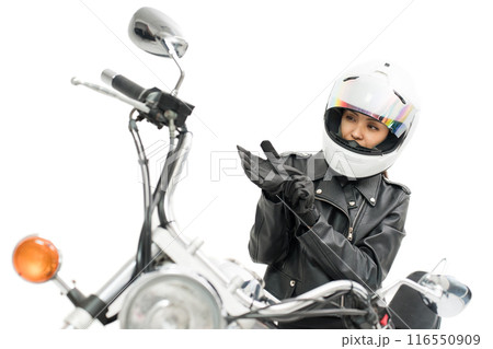グローブを嵌めるバイク女子 116550909