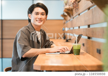 カフェ・家でノートパソコンを使う若い男性（テレワーク・リモートワーク） 116550930