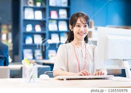 オフィスで働く若いビジネスウーマン 撮影協力：Creadisce（丸善雄松堂株式会社） 116550976