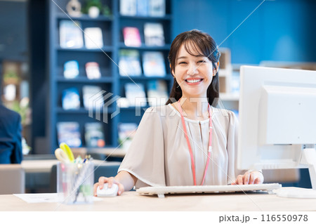 オフィスで働く若いビジネスウーマン 撮影協力：Creadisce（丸善雄松堂株式会社） 116550978