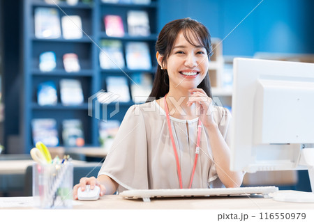 オフィスで働く若いビジネスウーマン 撮影協力:Creadisce(丸善雄松堂株式会社) オフィスで働く若いビジネスウーマン 撮影協力:Creadisce(丸善雄松堂株式会社) 116550979