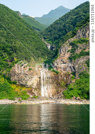 知床半島クルーズ船のデッキから眺めるカムイワッカの滝 知床半島クルーズ船のデッキから眺めるカムイワッカの滝 116551068