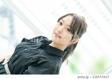 微笑む若い女性 116551627