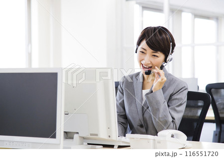 コールセンターで働くミドルの女性 コールセンターで働くミドルの女性 116551720