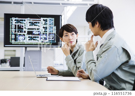 オフィスで会議をする男女のエンジニア　 116551736
