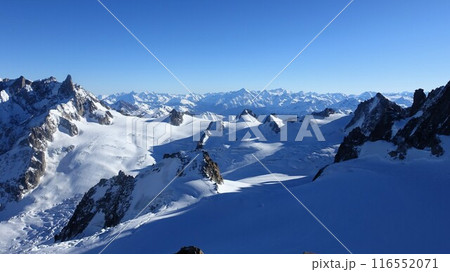 エギーユ・デュ・ミディ展望台から見たモンブラン 116552071