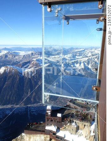 エギーユ・デュ・ミディ展望台から見るモンブラン 116552072