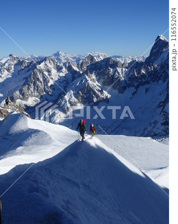 エギーユ・デュ・ミディ展望台に向かう登山者 116552074