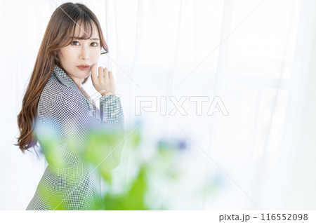 スーツを着た女性 116552098