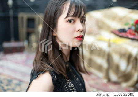 見つめる女性 116552099