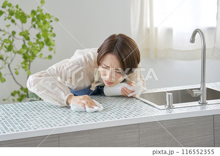 キッチンの汚れに困る主婦 116552355