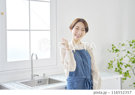 キッチンでガッツポーズする女性 116552357