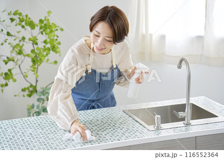 キッチンを掃除する主婦 キッチンを掃除する主婦 116552364