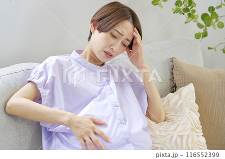 陣痛を感じる高齢妊娠をした妊婦 116552399