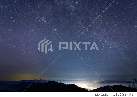 三ツ峠から見る星空と南アルプスの山並み南・甲府盆地の夜景 三ツ峠から見る星空と南アルプスの山並み南・甲府盆地の夜景 116552473