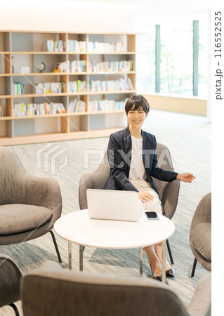 コワーキングスペースで仕事をする女性 116552525