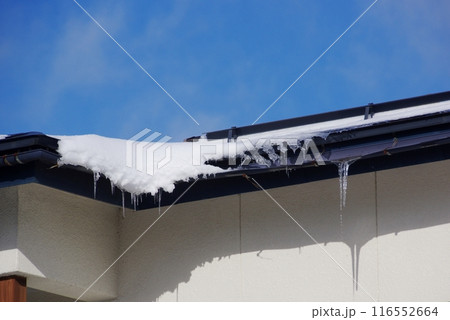 雪の塊が雨樋にかかる様子 雪の塊が雨樋にかかる様子 116552664