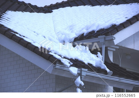 屋根から落ちる積雪の様子 116552665