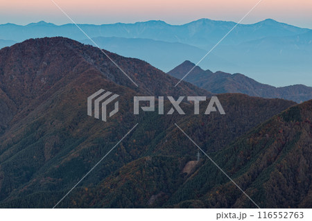 三ツ峠から見る黎明の御坂黒岳・釈迦ヶ岳と南アルプス・白峰三山 116552763