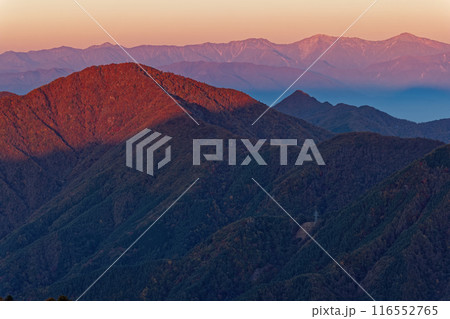 三ツ峠から見る朝焼けの御坂黒岳と南アルプス・白峰三山 116552765