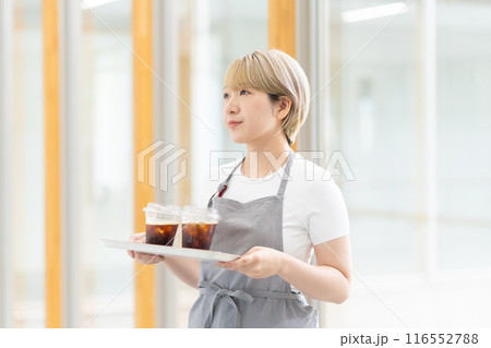 カフェで働く金髪ショートヘアの女性(髪色自由、自分らしく働く、職場環境)) カフェで働く金髪ショートヘアの女性(髪色自由、自分らしく働く、職場環境)) 116552788