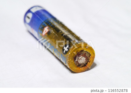 長期間放置でボロボロになった乾電池 長期間放置でボロボロになった乾電池 116552878