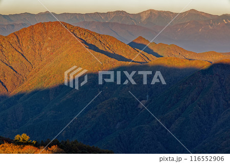 三ツ峠から見る朝焼けの御坂黒岳と南アルプス・白峰三山 三ツ峠から見る朝焼けの御坂黒岳と南アルプス・白峰三山 116552906