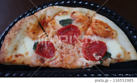 手作り半分カットのおいしそうなピザ 116552985