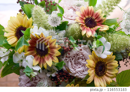 ひまわりと薔薇の花束 116553183