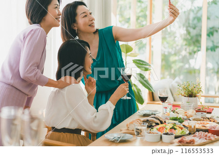 a forty-something woman 116553533