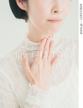 喉を触る50代女性 喉を触る50代女性 116553604